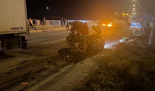Feci Kaza; Tırla Çarpışan Traktördeki Karı Koca Öldü
