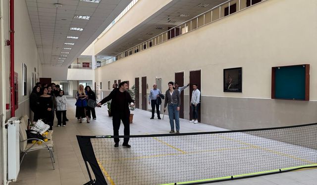 Üniversite Öğrencilerine Pickball Oyun Alanı