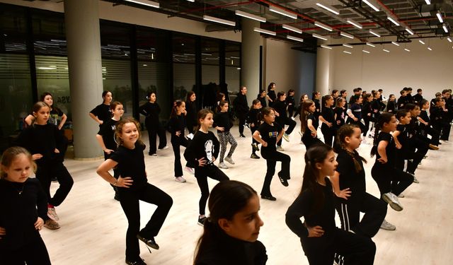 Lüleburgaz’da Çocuk Halk Dansları Topluluğu Çalışmalarını Sürdürüyor