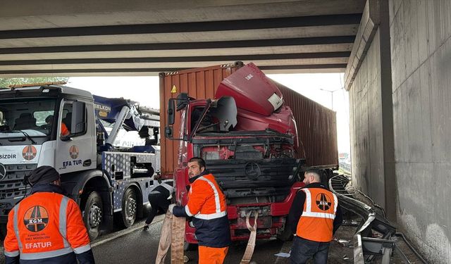 Feci Kaza; Tır Sürücüsü Aracının Altında Can Verdi