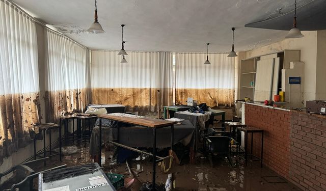 Yol Çöktü, Pikap ve Kamyonet Dereye Düştü