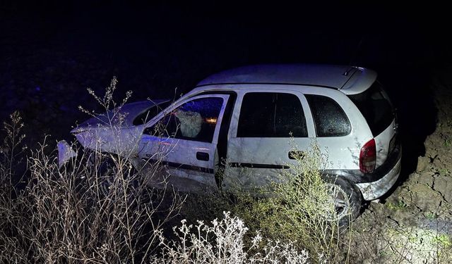 Otomobil Tarlaya Girdi; 1 Yaralı