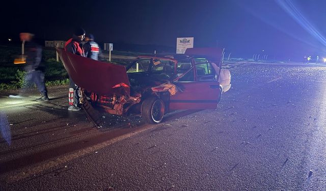 Otomobille Motosiklet Çarpıştı; 3 Yaralı