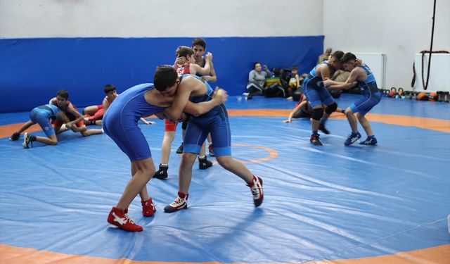 Hem Minderde Hem Er Meydanında İddialı