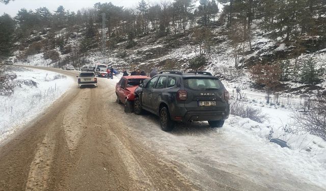 Otomobiller Kafa Kafaya Çarpıştı; 4 Yaralı