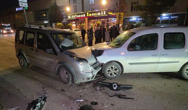 Korkutan Kaza! 2 Araç Kafa Kafaya Çarpıştı