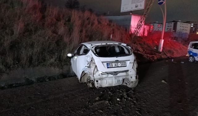 Park Halindeki Polis Aracına Çarptılar; 2 Yaralı