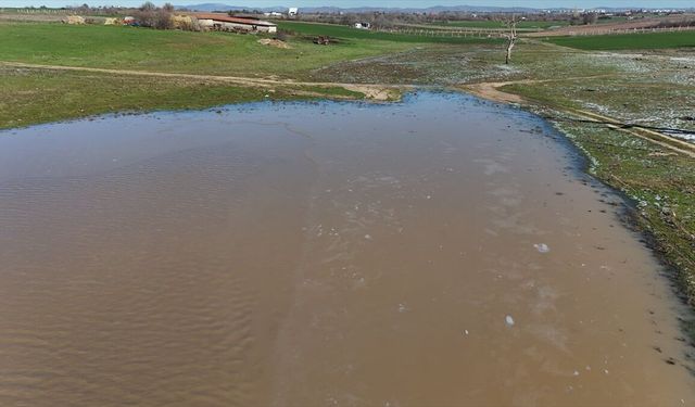 Kırklareli'nde Karahıdır Göleti Kısmen Buz Tuttu