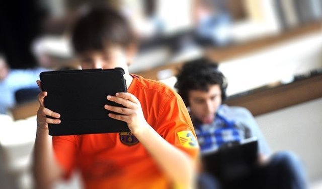 Uzun Süre Ekrana Bakmak Miyop Hastalığını Artırıyor