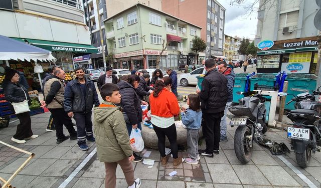 Lüleburgaz’da 5 TL'ye Telefon Kılıfı Kuyruğu