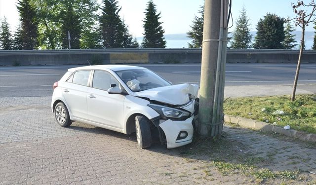 Korkutan Kaza; Otomobil Beton Direğe Çarptı