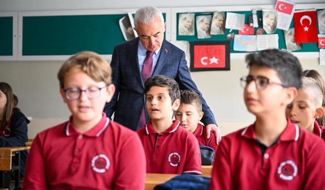 Vali Turan Öğrenci ve Öğretmenlerle Buluştu
