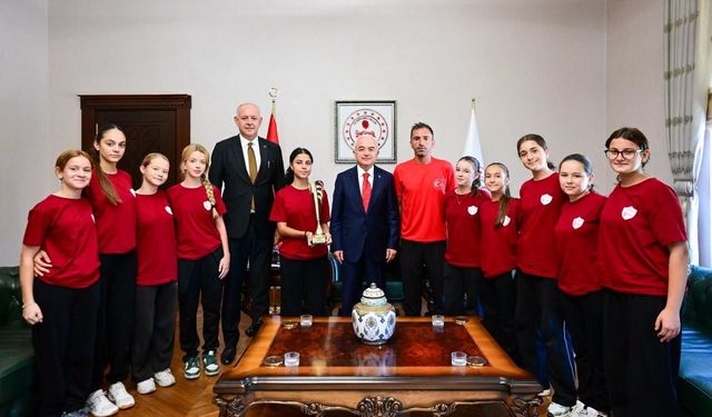 Kırklareli’nin Şampiyon Kızları Vali Turan’ı Ziyaret Etti