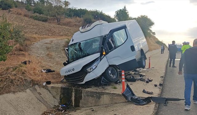 Tekirdağ'da Su Kanalına Devrilen Minibüsteki 2 Kişi Yaralandı
