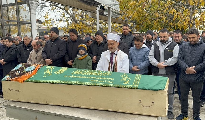 Oğlu Tarafından Bıçaklanarak Öldürülen Annenin Cenazesi Toprağa Verildi