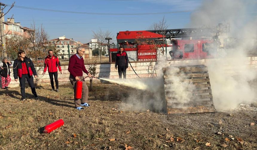 Huzurevinde Yaşlılar Yangın Söndürdü