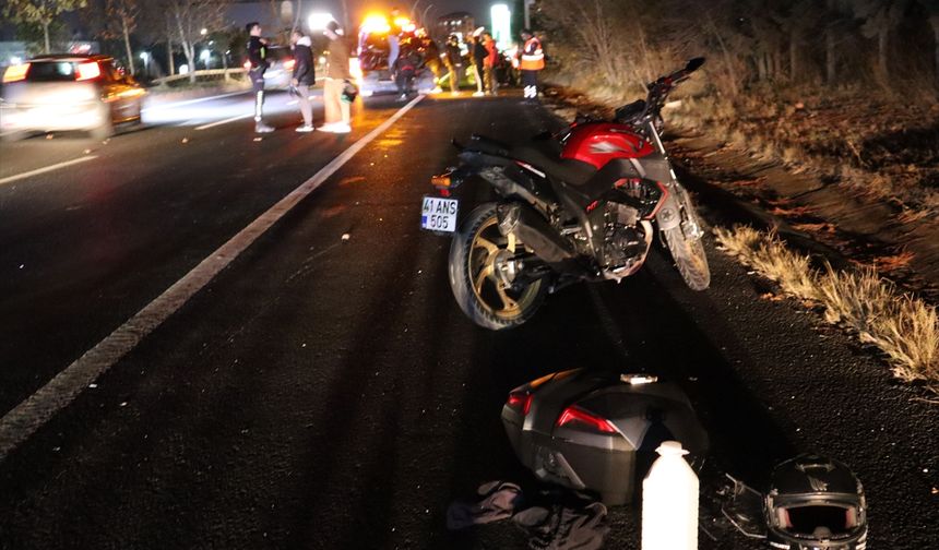 Aydınlatma Direğine Çarpan 3 Motosikletin Sürücüsü Yaralandı