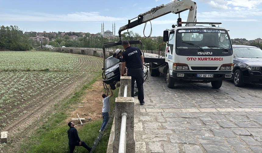 Edirne; Tarihi Köprünün Bariyerlerine Çarptı