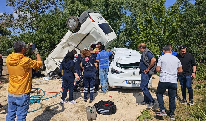 Panelvan İle Otomobil Çarpıştı; 3 Ölü