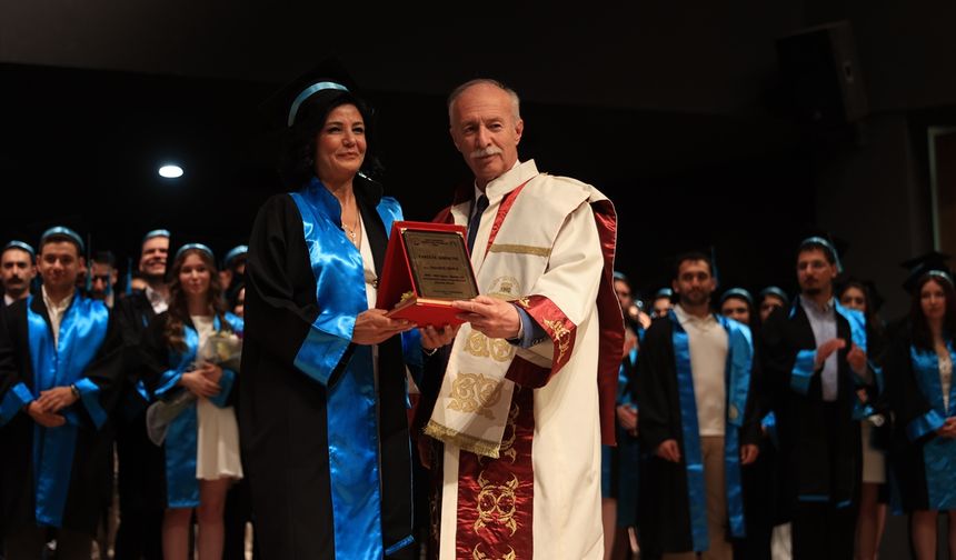 Dil Öğrenmek İçin Girdiği İkinci Üniversitesini Birincilikle Bitirdi