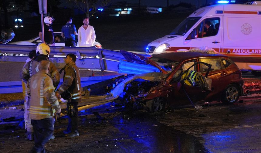 Şok! Otomobil Bariyerlere Saplandı