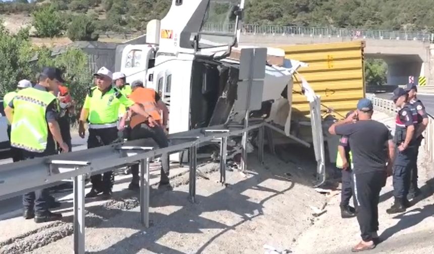 Virajı Alamayan Tır Devrildi, Sürücü Araca Sıkıştı