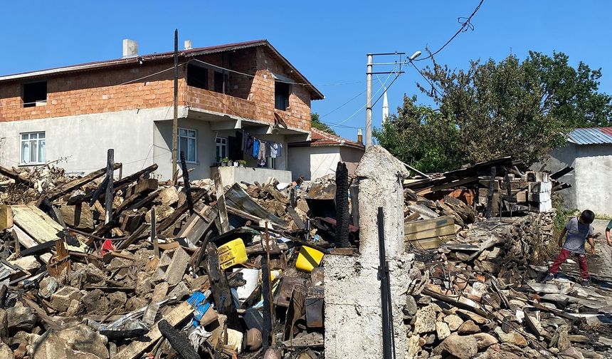 Kaymakam Özderin, Yangından Etkilenen Aileyi Yalnız Bırakmadı
