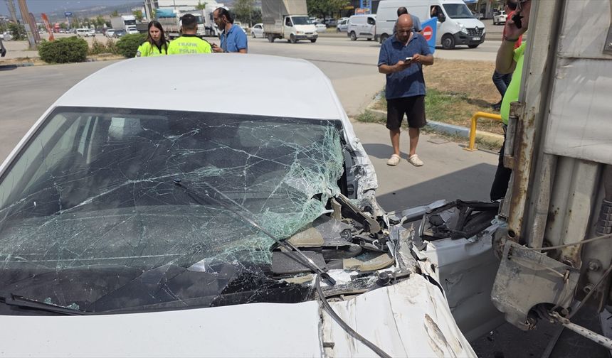 Feci Kaza; Kontrolü Kaybetti, Park Halindeki Tıra Çaptı