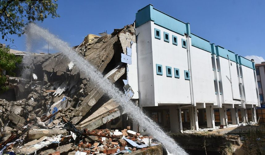 Lüleburgaz Belediyesi’nin Eski Hizmet Binasının Yıkımı Başladı