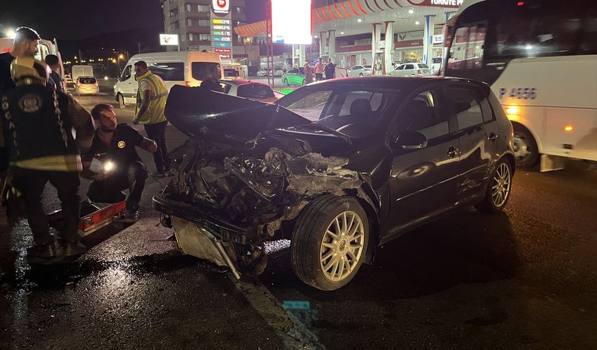 Korkutan Kaza; 2 Araç Kafa Kafaya Çarpıştı