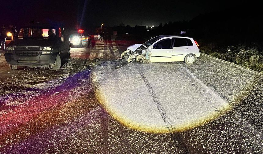 İki Otomobil Kafa Kafaya Çarpıştı! Yaralılar Var