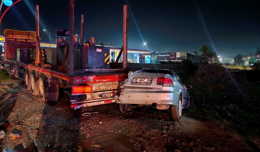 Park Halindeki Tıra Çarptılar; 2 Yaralı