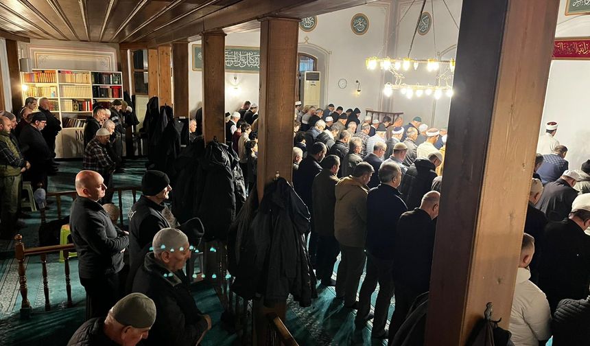 Kapan Camii’nde Hatimle Teravih Namazına Yoğun İlgi
