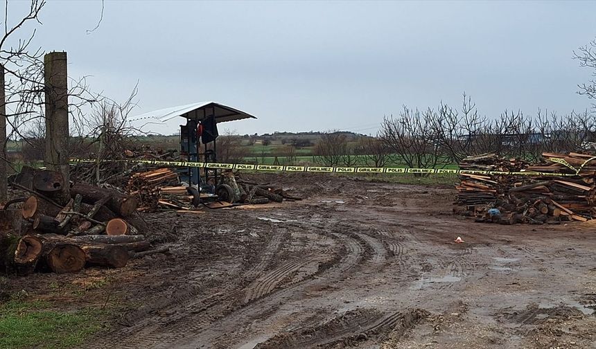 Kırklareli; Odun Keserken Hızarın Üzerine Düşen İşçi Ağır Yaralandı