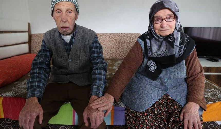 Bir Yastıkta 70 Yıl Geçiren Çift Evlilikleriyle Örnek Oluyor