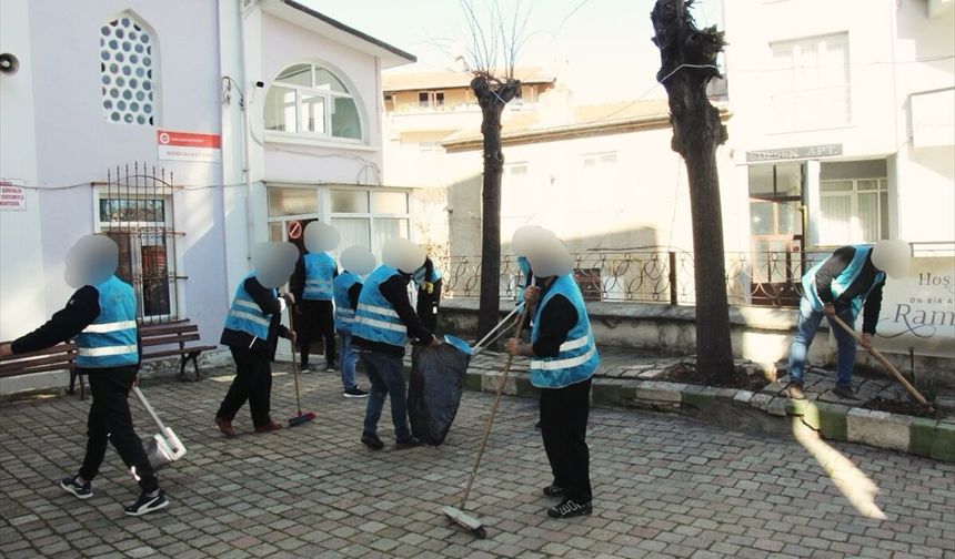 Kırklareli'nde Yükümlüler Camilerde Temizlik Yaptı