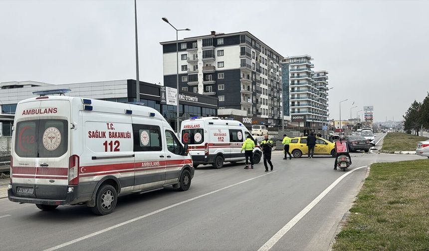 Edirne'de Otomobil Ve Taksi Çarpıştı; 2 Yaralı