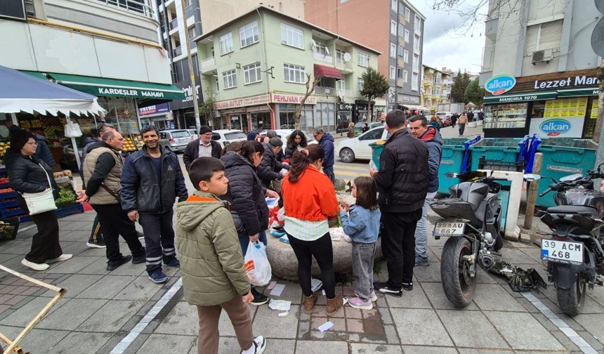 Lüleburgaz’da 5 TL'ye Telefon Kılıfı Kuyruğu