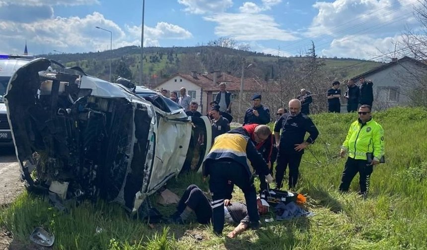 Otomobil Devrildi; 2 Kişi Yaralandı