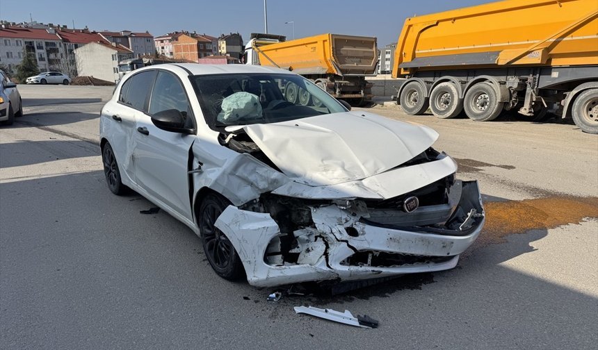 Korkutan Kaza; 3 Araç Birbirine Girdi