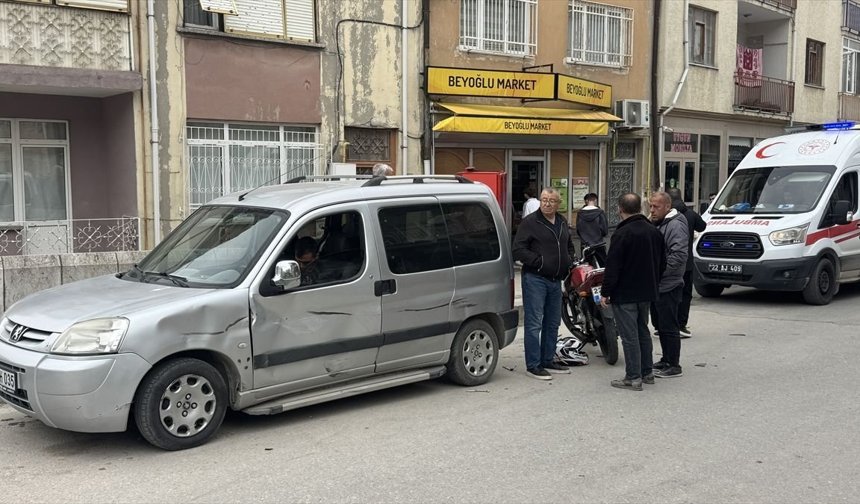 Elektrikli Bisikletle Motosikletin Çarpıştığı Kaza Güvenlik Kamerasında