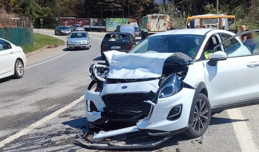 Otomobille Pikap Çarpıştı; 4 Yaralı