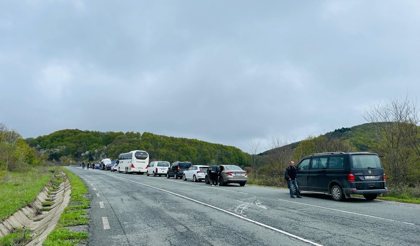 Dereköy Sınır Kapısı Yolunda Trafik Kazası: Yol Trafiğe Kapandı