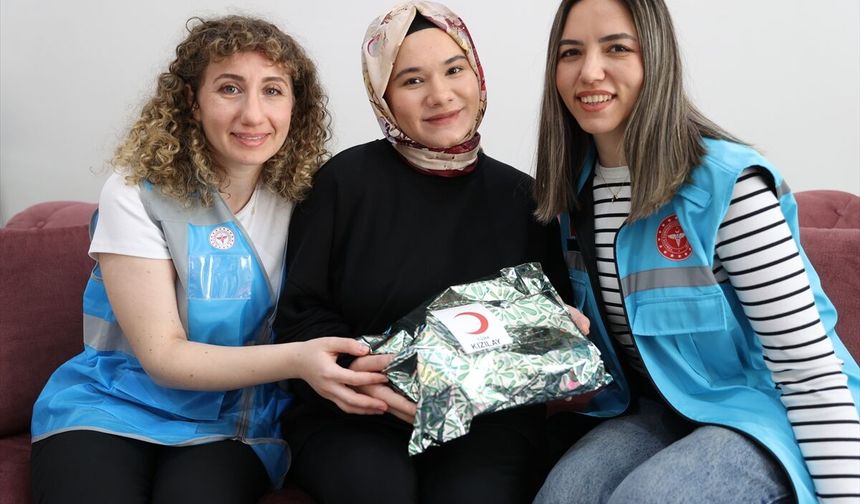 Yeni Hayatların İlk Tanığı Ebeler, Anne Adaylarına Rehberlik Ediyor