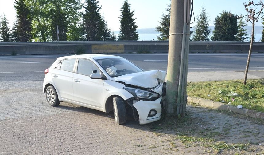 Korkutan Kaza; Otomobil Beton Direğe Çarptı