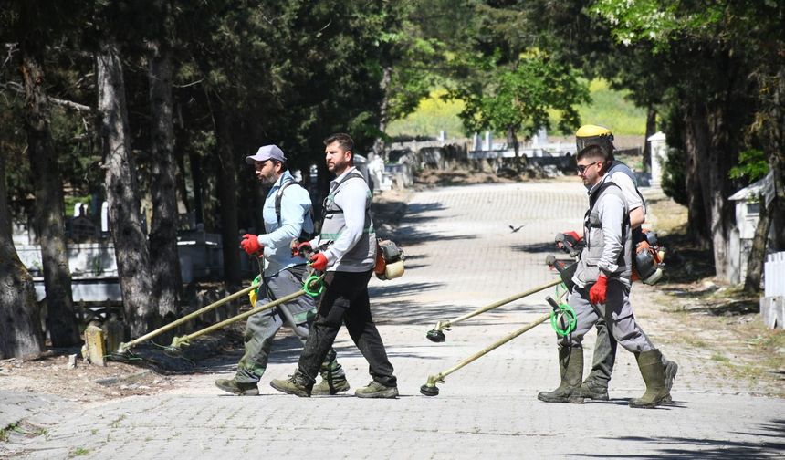 Lüleburgaz; Mezarlıklarda Yoğun Mesai Sürüyor