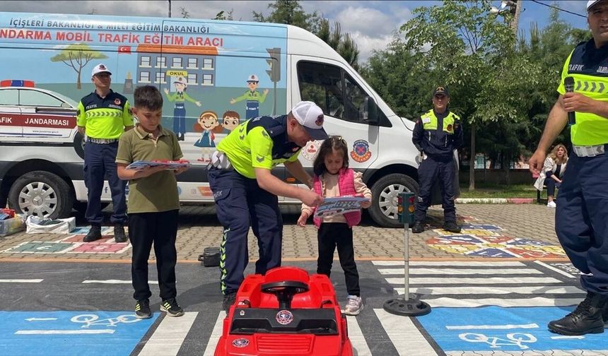 Kırklareli'nde Öğrenciler Jandarmanın Mobil Trafik Eğitim Aracında Bilgilendirildi
