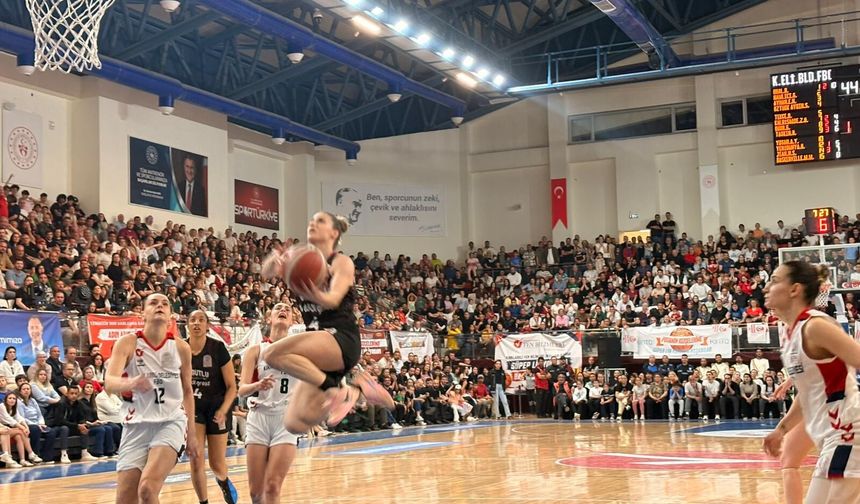 Potanın Kızları Kendi Evinde Kaybetti