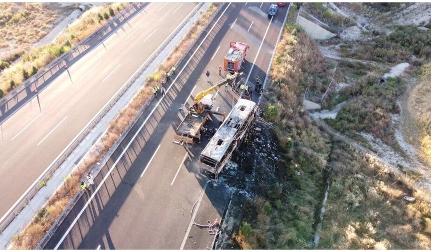 Feci Kaza; Yolcu Otobüsü Bariyerlere Çarptı, 8 Ölü