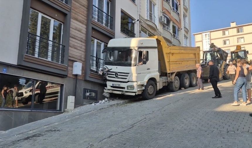 TEKİRDAĞ: Freni Boşalan Kamyon Eve Çarptı